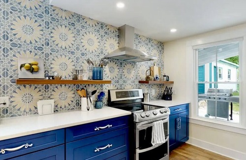 Bath Casa | Lone Pine Cottage Maine - Dog Friendly