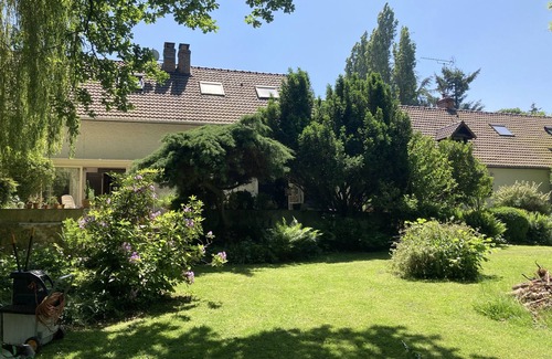 Saint-Remy-l'Honore Casa | Longère Dans un Écran de Verdure en Toute Tranquillité