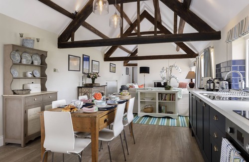Cirencester Casa | Long Barn has been tastefully refurbished to a high standard, with swimming pool
