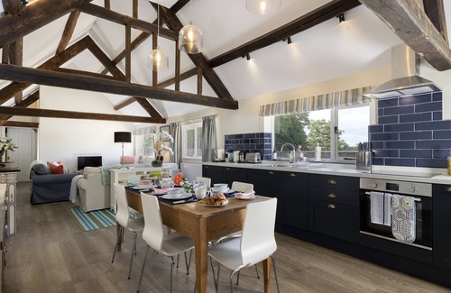 Cirencester Casa | Long Barn has been tastefully refurbished to a high standard, with swimming pool