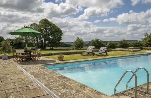 Cirencester Casa | Long Barn has been tastefully refurbished to a high standard, with swimming pool