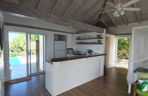 Willikies Cabaña | Long Bay Gem -1 bedroom cottage with Pool above the Beach