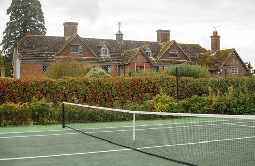 Staplefield Casa | Long House is a Grade II listed family home set in 5 acres of garden and park.