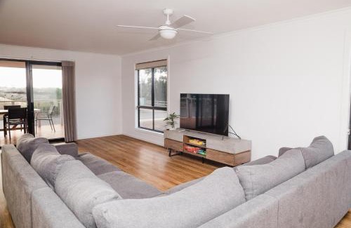 Murray Bridge Casa | Long Island Retreat - Rosella