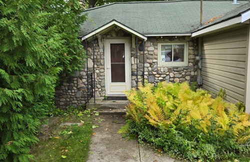 Traverse City Cabaña | Long Lake Cozy Stone Cottage - Frontage - 4 Kayaks - Fire pit - Pet friendly