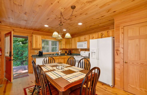 Settlers Ridge Cabina | Long Mtn. Views - Covered Porch - Rockers - Fire Pit - Gated - Clean - 5 Stars!