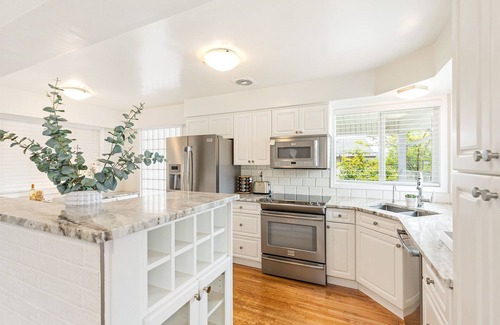 City Centre Casa | 🏡 Long term rental 5 Bdrm Sleeps 12 Close to Downtown AC/Wifi