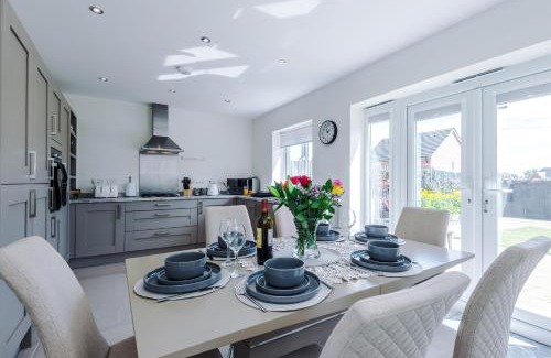 New Broughton Casa | Long Term Stay 4 Bed 3 Bath & Parking Wrexham
