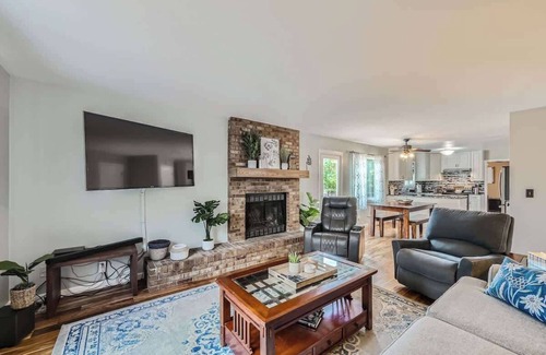 Longmont Casa | Longmont Gem, Pet & Family Friendly, Home Office, 30 Day