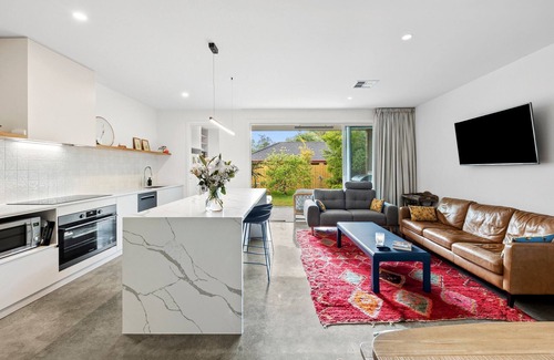 Point Lonsdale Casa | Lonnie - Elevate Your Escape: Luxury Living Steps from the Shore!