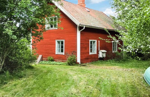 Norrtalje Casa | Look forward to this inviting vacation home with a large garden near the lake