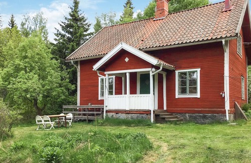 Norrtalje Casa | Look forward to this inviting vacation home with a large garden near the lake