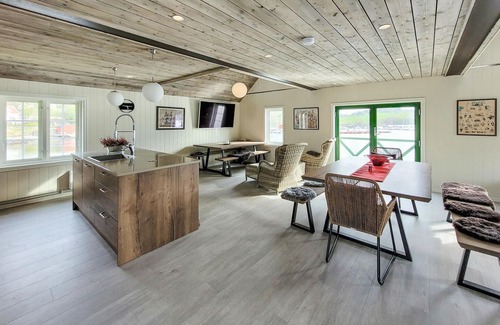 Vikebygd Casa | Look forward to your next vacation in Vikebygd right by the fjord.