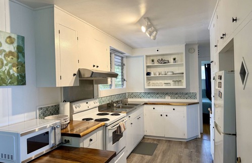 Paukaa Cabaña | LOOK! Kai Cottage coastal getaway in Pauka'a!