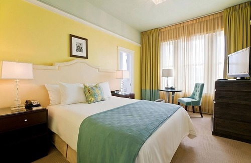 Goose Hollow Hotel | Look No Further! 3 Pet-friendly Units, Onsite Pop-Up Cinema and Mini-golf!