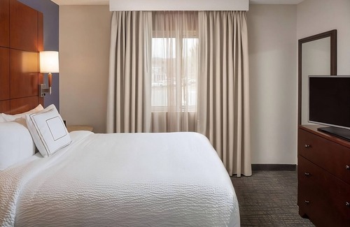 Brentwood Hotel | Look No Further! Close to Nashville's Best and Minutes to The Parthenon!