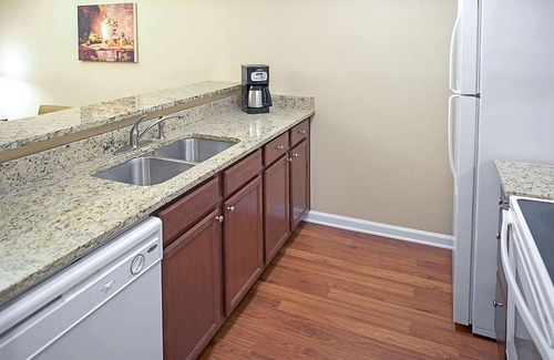 Berkeley Hotel | Look No Further! Full Kitchen, Pools, Onsite Sports Court for Leisure!
