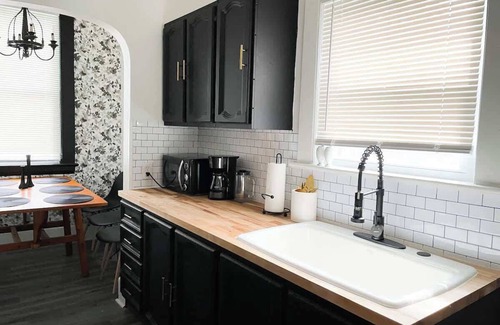 Lorain Casa | Look no further in Lorain! AC! Pets! 1st Floor