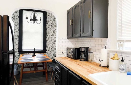 Lorain Casa | Look no further in Lorain! AC! Pets! 1st Floor