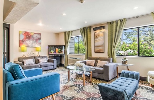 Poulsbo Hotel | Look No Further! Pet-friendly Property with FREE Parking and Breakfast!