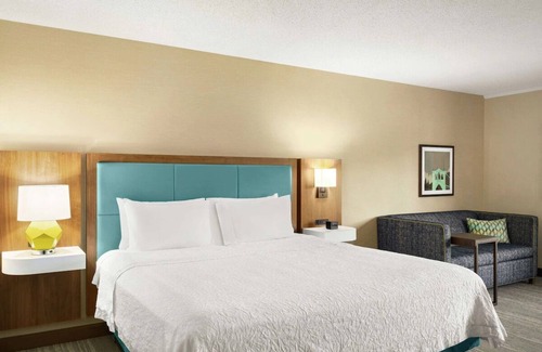 South Portland Casa | Look No More! 3 Comfortable Units, Free Breakfast, Pets Allowed!
