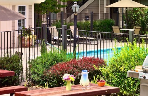 White Station Casa | Look No More! Outdoor Pool, Pets Allowed Near Children's Museum of Memphis!