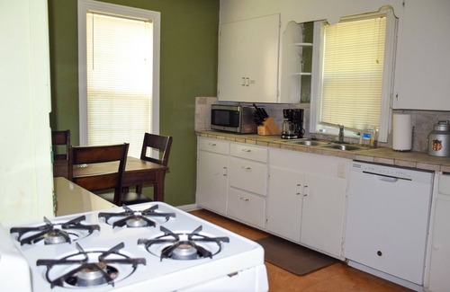 Prairie Grove Cabaña | Prairie Grove Cottage - Relájate, compra, juega, aprende y ¡LLAMA A LOS CERDOS!