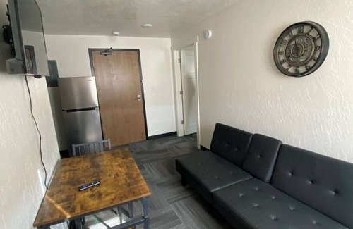 Green River Apartamento | Looking for a quiet, cozy escape in the heart of historic Green River, WY? Our 1 bed/1 bath Airbnb offers the perfect blend of charm and comfort — just steps away from the scenic beauty and local history that make this town so special.
