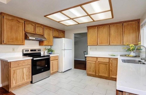 Southwestern Sacramento Casa | Looking for a vacation? Here you Go! Terrific Family Home with 4 Spacious Bed!!