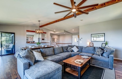 Prescott Cabina | Lookout Lodge: Views, Spacious, Updated, <10 mins to DT, Game Room, EV charger