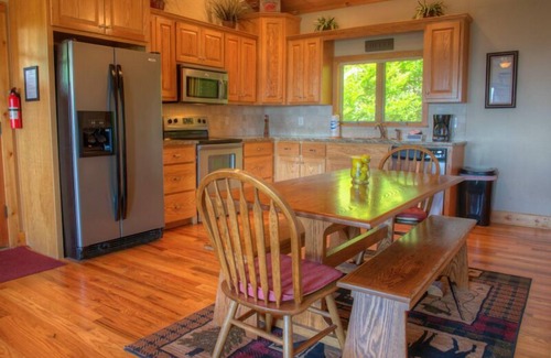 Helen Cabina | Lookout Pointe | 2BR Retreat with Spectacular Mtn Views and Hot Tub Near Helen