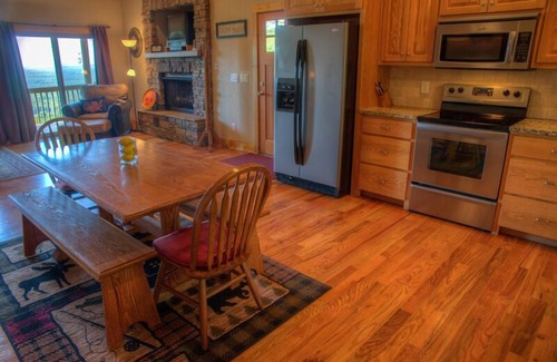 Helen Cabina | Lookout Pointe | 2BR Retreat with Spectacular Mtn Views and Hot Tub Near Helen