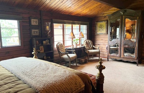 Loomis Casa | The Loomis Log Cabin