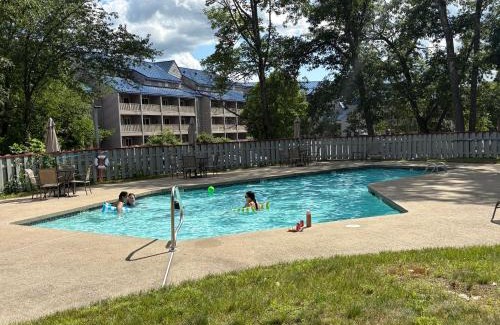 Lincoln Apartamento | Loon Mnt River and Mnt views Free shuttle Pool
