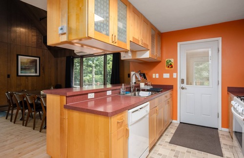 Lake Ann Cabina | Loon's Lakehouse | Dock, Kayak Launch & Firepit