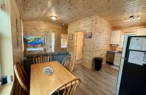 Bar Harbor Cabina | Loon Song Cottage #5 at Explore Acadia Cottages