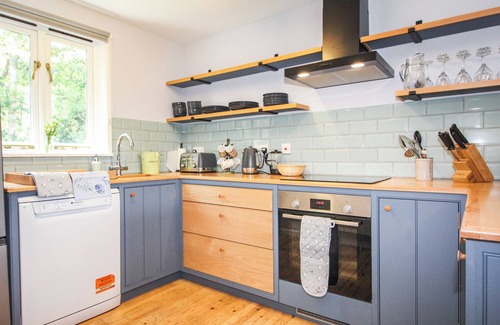Beccles Cabaña | Lord Derby, Cottage with pool & hot tub, tranquil setting,20min from Southwold