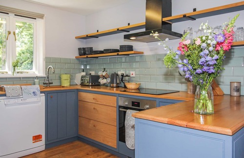 Beccles Cabaña | Lord Derby, Cottage with pool & hot tub, tranquil setting,20min from Southwold