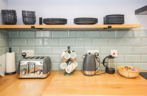 Beccles Cabaña | Lord Derby, Cottage with pool & hot tub, tranquil setting,20min from Southwold