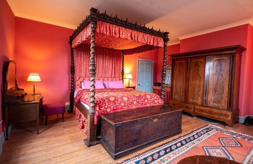 Scunthorpe Otro | Lord of the Manor Suite: Sleeps up-to 3