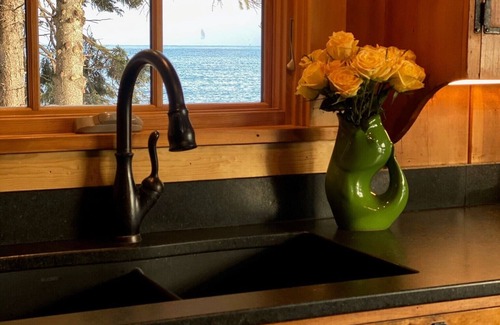 Lutsen Cabina | Lorelei of the Lake - Charming Cabin & Guest Cabin on the Shore of Lake Superior