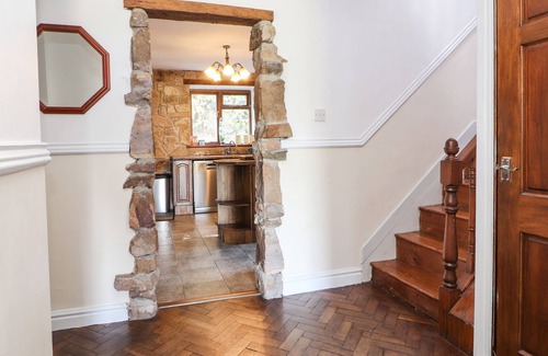 Caergwrle Casa | LORIEN, pet friendly, character holiday cottage in Caergwrle
