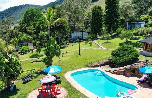 Calima Chalet De Esquí | Los de Arriba Hotel Cabaña familiar con piscina en Calima