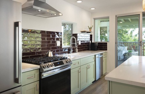 Los Feliz Apartamento | Los Feliz Luxury Apartment in Hills - Large Private Deck & Parking