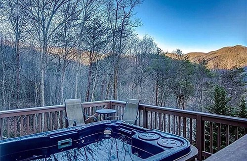 Canton Apartamento | Lost Cove Lodge | Private Hot Tub w/ Mountain View