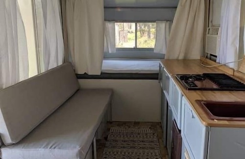 St. Clair Alquiler De RV | Lost Hill Lake Charming Camper