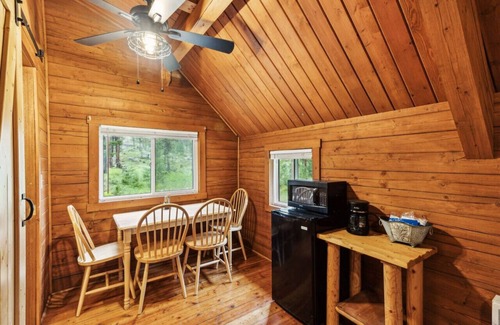 Grantsdale Cabina | Lost Horse Lodge - Double Queen Cabin #16 - PetsOK