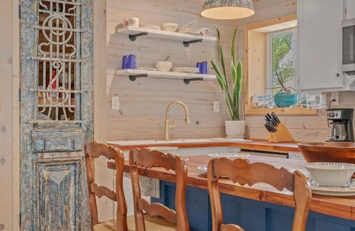 Bid-a-wee Beach Casa | Lost Pearl: 1940s Beach Cottage, FREE Daily Activities, 1 Blk 2 Bch, SznlStuff
