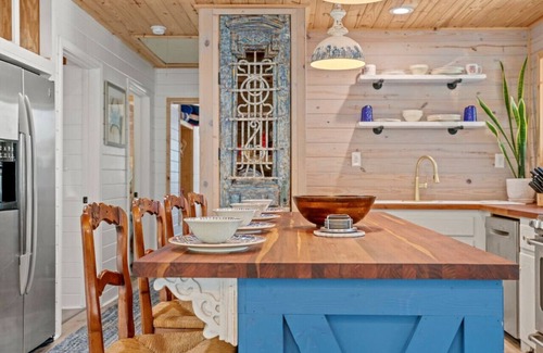 Bid-a-wee Beach Casa | Lost Pearl: 1940s Beach Cottage, FREE Daily Activities, 1 Blk 2 Bch, SznlStuff