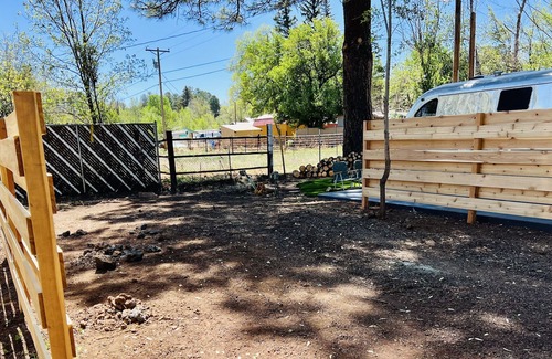Pinetop Alquiler De RV | LOT SPACES for Airstreams, vintage campers & camper vans @Corduroy Lodge